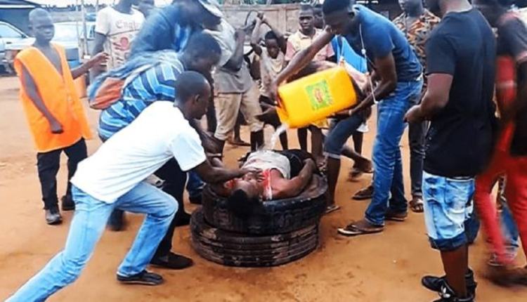 Vindicte populaire. Un voleur de poulets et de canards a été lynché et tué par la population ce lundi 13 septembre 2021 dans la Cité des Koborous . Il a été arrêté en pleine opération de vol de poulet.