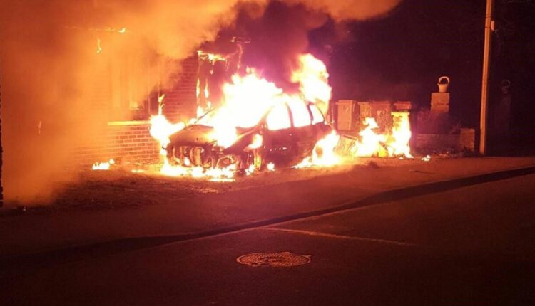 une voiture en feu en pleine nuit @ La voix du Nord