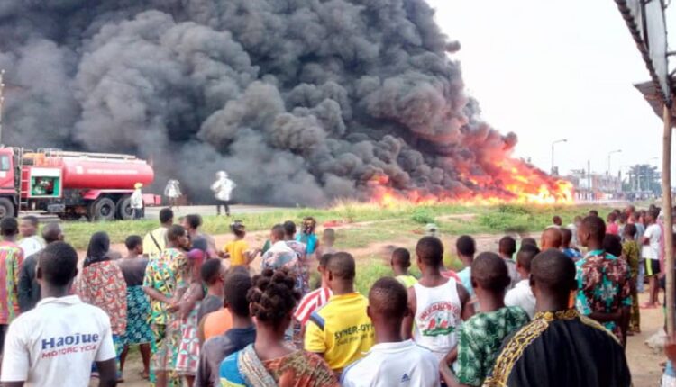un camion chargé d'essence frelatée a pris feu en plein circulation