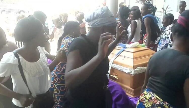 Bénin : un homme arrêté en pleine inhumation de sa femme, le corps renvoyé à la morgue