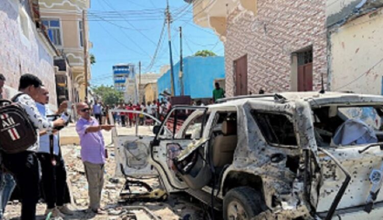 Somalie Des civils attroupés sur les lieux d'une explosion à Mogadiscio, la capitale de la Somalie, le 16 janvier 2022. Photo REUTERS et Feisal Omar