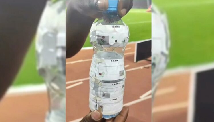 La bouteille à antisèche utilisée par le gardien égyptien Gabaski lors de la finale de la CAN 2022. © Observateurs France 24 Twitter