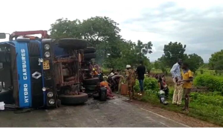 un camion tombe renversé