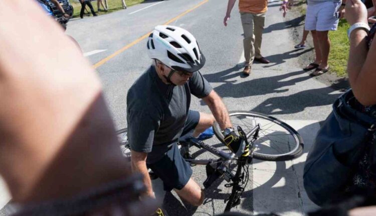 Joe Biden fait une grosse chute à vélo,
