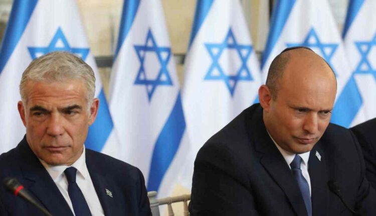 Le Premier ministre israélien, Naftali Bennett, à droite, et le ministre des Affaires étrangères, Yair Lapid, lors d'un conseil des ministres à Jérusalem, le 29 mai 2022. © Gil Cohen-Magen, AP