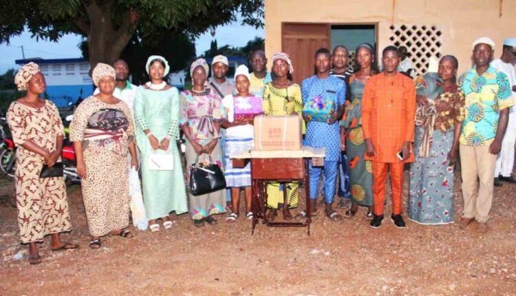 Bénin : Nadia Okoumassoun offre du matériel aux 3 meilleurs de l'examen professionnel à Dassa