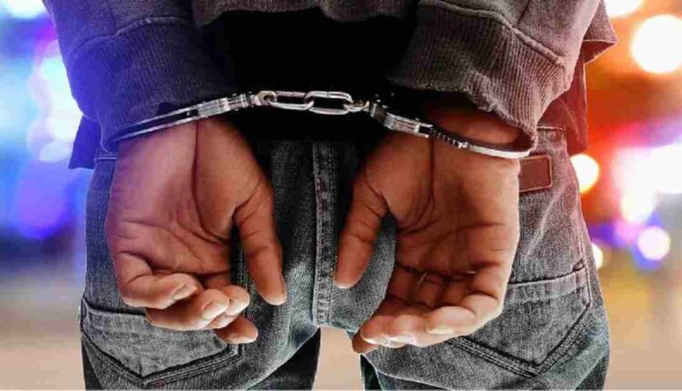 Un Jeune Homme Arrêté