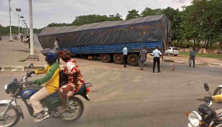 un camion vire dans le décor, sa tête détachée de la remorque