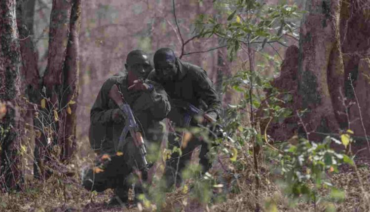 Des rangers béninois dans le parc de la Pendjari, en janvier 2018. STEFAN HEUNIS / AFP