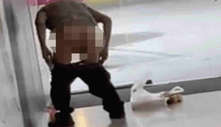 un homme enlève son pantalon pour faire ca.ca