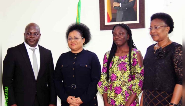 Laurence Evania Gbayé, 1ère fille au BAC 2022, force l'admiration de trois ministres