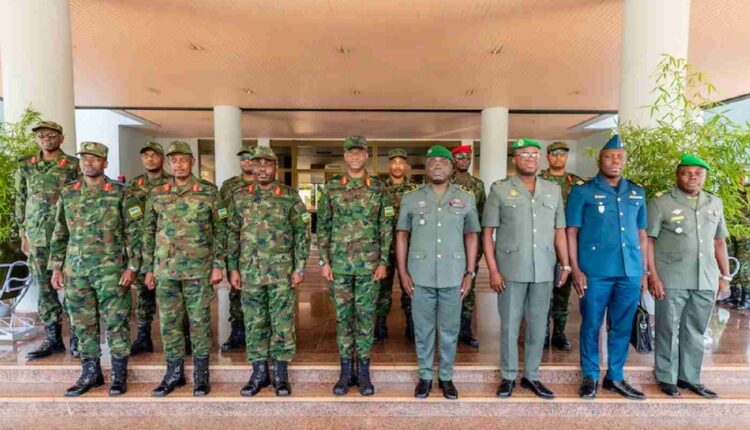 Le chef d'état-major des armées béninoises, le général de brigade Fructueux Candide Ahodegnon GBAGUIDI et sa suite au quartier général des Forces rwandaises de défense, 23 juillet 2022..webp
