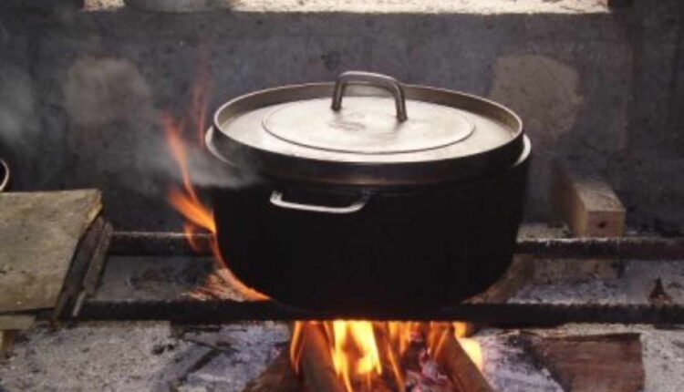 grosse marmite Sauce sur le feu