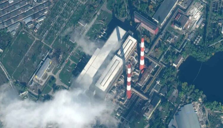Cette image satellite fournie par Maxar Technologies montre les dommages causés à une centrale électrique à Kiev, en Ukraine, le mercredi 12 octobre 2022, après une attaque russe. AP et SIPA
