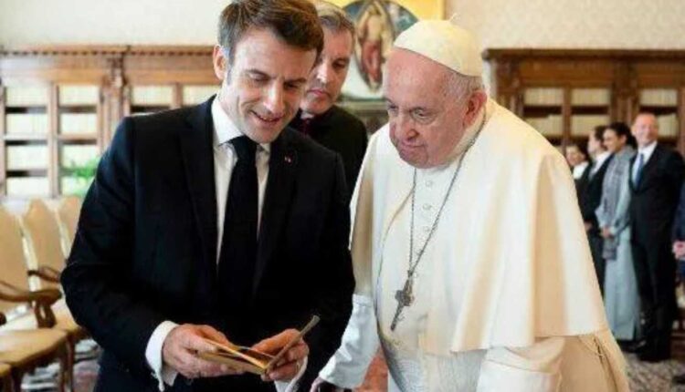 Emmanuel Macron offre au pape François un exemplaire de la première édition en français de l'essai « Projet de paix perpétuelle » d'Emmanuel Kant, le 24 octobre 2022. — VATICAN MEDIA / AFP