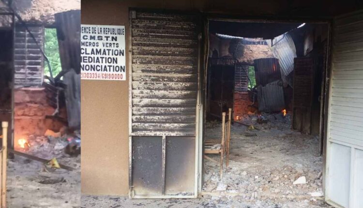 un commissariat incendié par de présumés terroristes