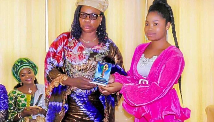 Nadia Okumassoun remporte le 1er trophée Femme Amazone