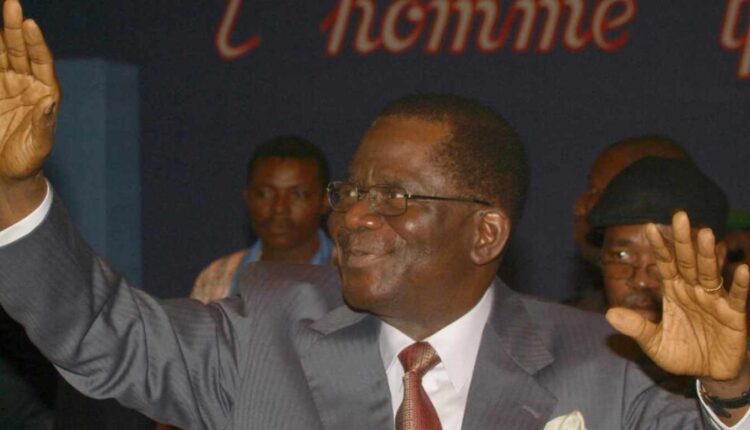 Bruno Amoussou salue ses partisans le 15 janvier 2006 avant d'annoncer sa candidature à la présidence du pays à Cotonou. AFP - ERICK-CHRISTIAN AHOUNOU