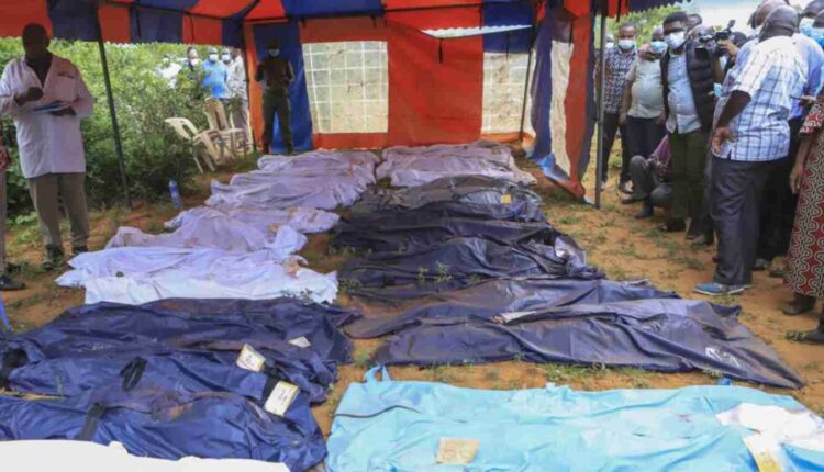 Des sacs mortuaires disposés sur les lieux où des dizaines de corps ont été retrouvés dans des tombes peu profondes dans le village de Shakahola, près de la ville côtière de Malindi, dans le sud du Kenya, le lundi 24 avril 2023. AP