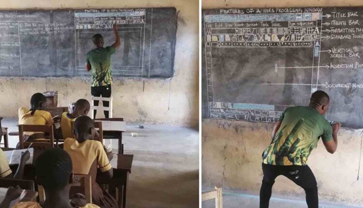 un instituteur en train d'écrire au tableur @ Thot Cursus