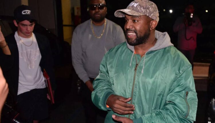 Kanye West sort du match de basketball de ses filles. (Thousand Oaks, le 28 octobre 2022.) Abaca