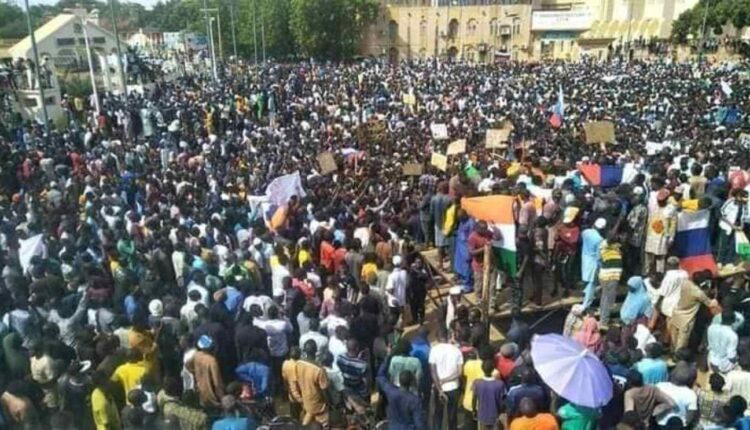 Coup d’Etat au Niger des milliers de manifestants favorables au putsch encerclent l’ambassade de France à Niamey