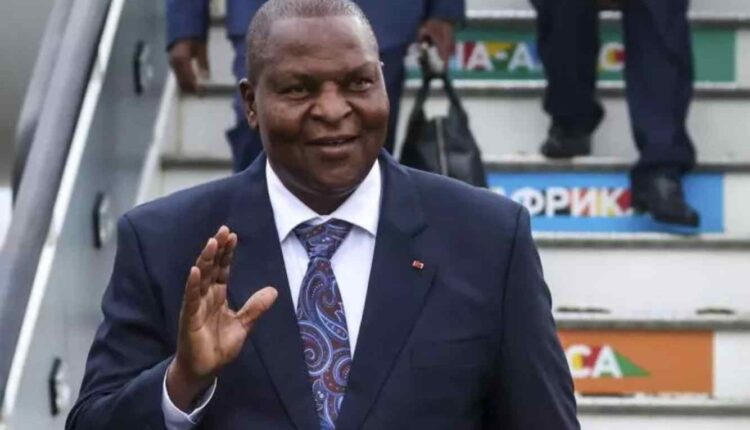 Le président de la République centrafricaine Faustin-Archange Touadera à l'aéroport international de Pulkovo, à Saint-Pétersbourg, Russie, le mercredi 26 juillet 2023. (Staniclav Krasilnikov/TASS Host Photo Agency Pool Photo via AP)