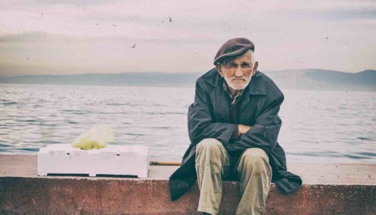 2 choses qui attendent une personne âgée