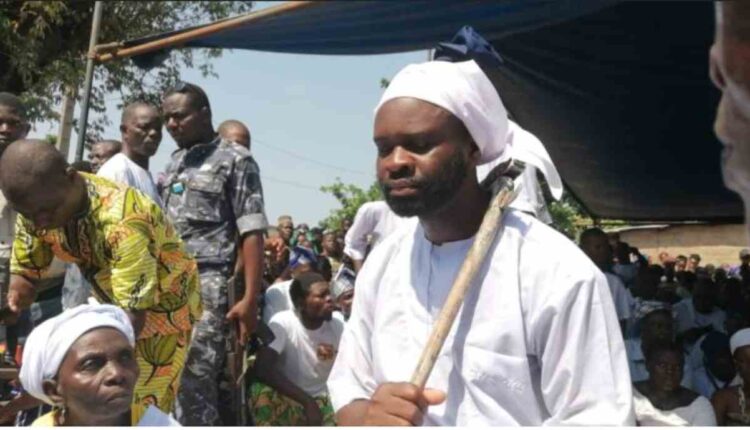 Darius Tognisso Houenonlo, quadragénaire et sergent-chef, en poste à Ouidah, a été choisi par le Fâ pour prendre place sur le trône des Abessouvis