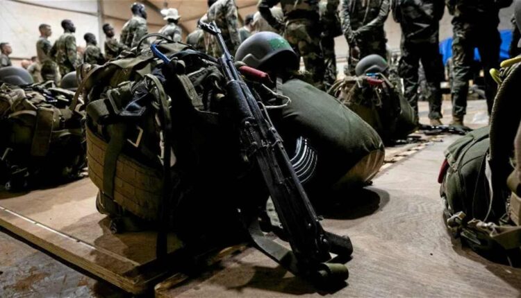 Des soldats français du 2e régiment étranger de parachutistes se préparent pour une mission effectuée aux côtés de soldats nigériens. © ALAIN JOCARD AFP