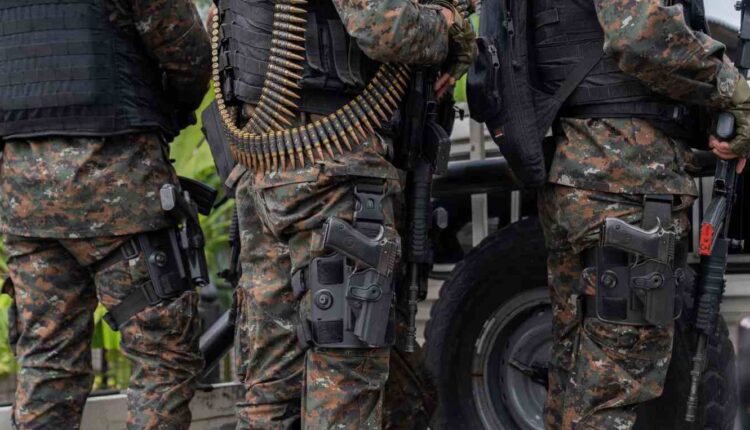 Illustration d'armes portées par des Casques bleus de la Mission de l'Organisation des Nations unies pour la stabilisation en république démocratique du Congo (Monusco), le 6 novembre 2023. (GLODY MURHABAZI / AFP)