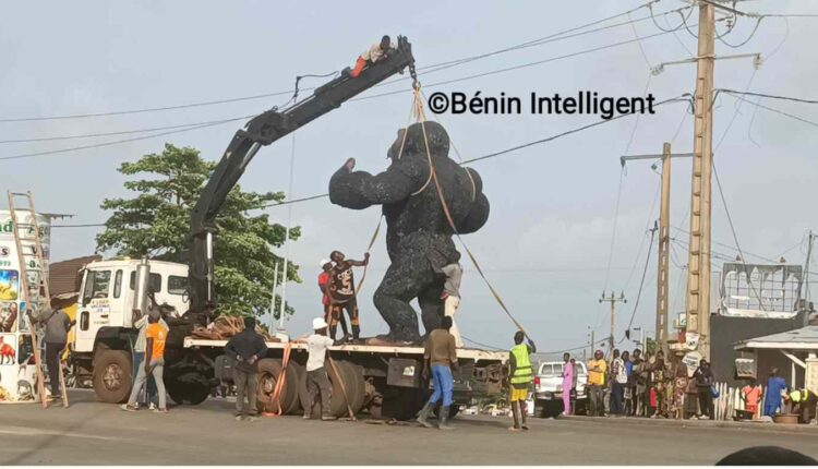la géante et controversée gorille implantée au Carrefour Kpota renvoyée au Zoo