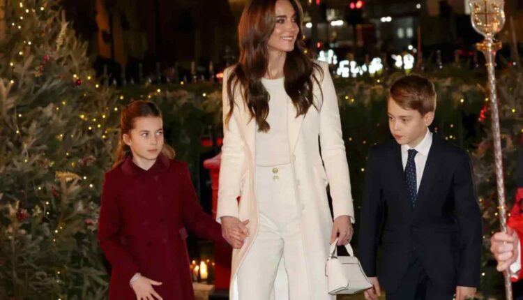 Kate Middleton pose entourés ses enfants, le prince George, la princesse Charlotte @ Parismatch