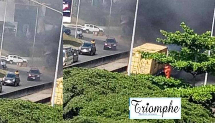 Un camion en feu au carrefour la roche en plein coeur de Cotonou Photo Frissons Radio : Montage TMAG
