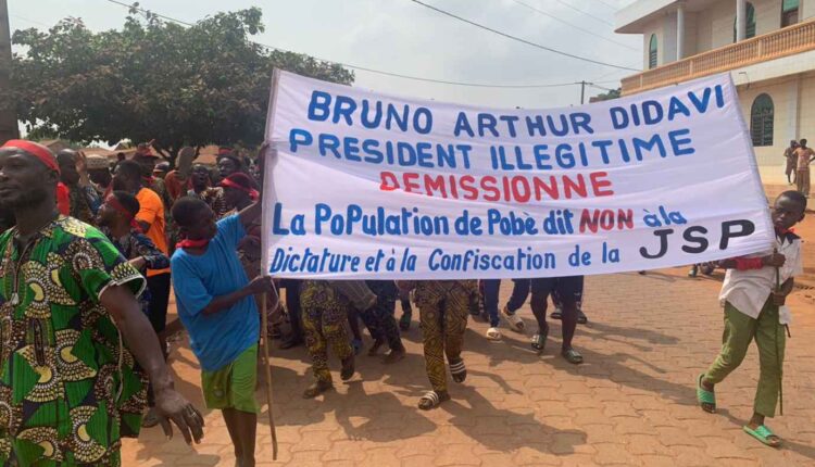 des supporters de la la jeunesse sportive de Pobè réclament la démission de Bruno Didavi
