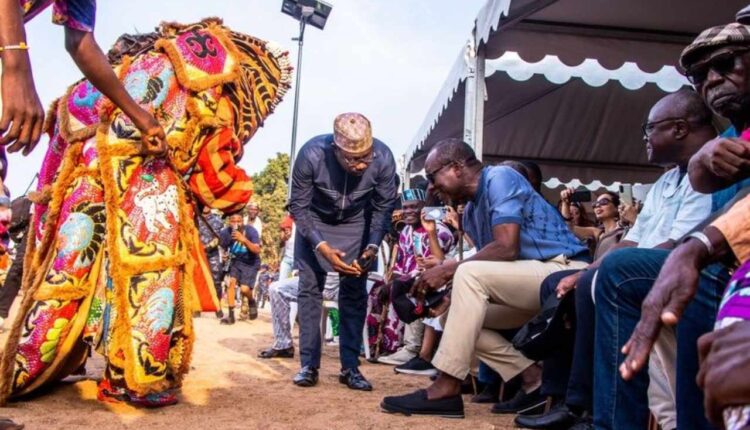Echanges entre Patrice Talon et les Egoun-Gouns à Ouidah