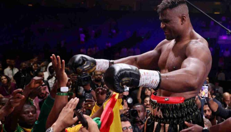 Francis Ngannou va de nouveau prendre les gants pour défier Anthony Joshua, le 9 mars 2024 (1) (REUTERS/Ahmed Yosri)