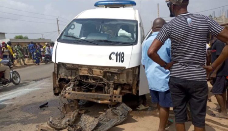 Hervié une ambulance des sapeurs-pompiers tombe à la renverse dans une collision avec un tricycle