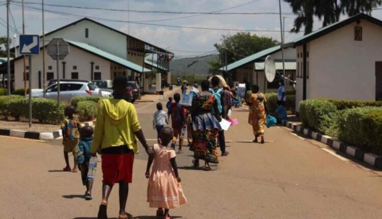 Un groupe de réfugiés burundais au poste-frontière de Nemba. jeudi 15 octobre. Laure Broulard/RFI