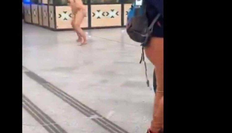 Un homme nu jette des excréments sur les voyageurs