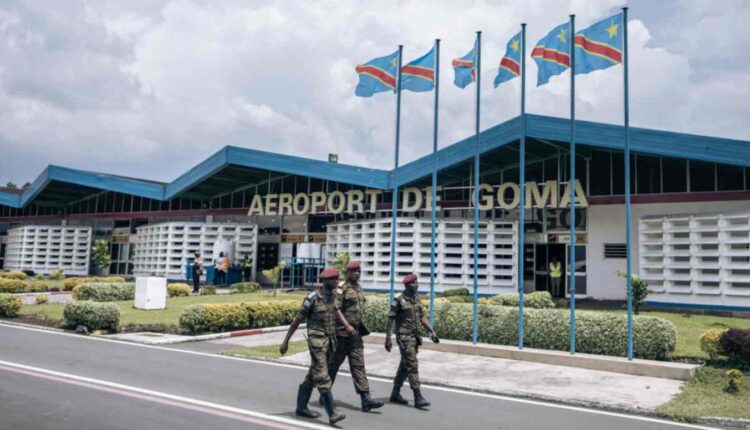 Des soldats congolais passent devant l'aéroport de Goma, dans le Nord-Kivu. (image d'illustration) AFP - ALEXIS HUGUET