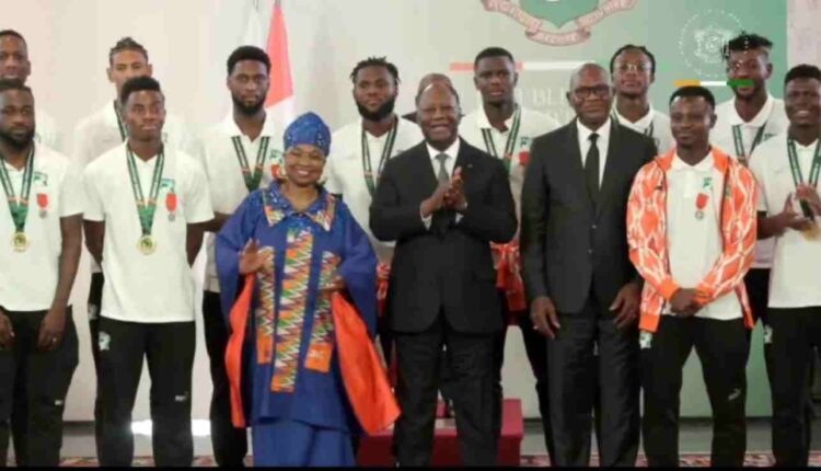 Alassane Ouattara offre 300 Millions de Francs CFA à la FIF