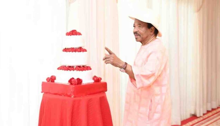 Paul Biya et son gâteau d’anniversaire