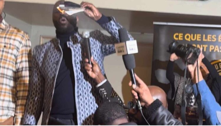 Kemi Séba brûle son passeport français en plein meeting à Paris