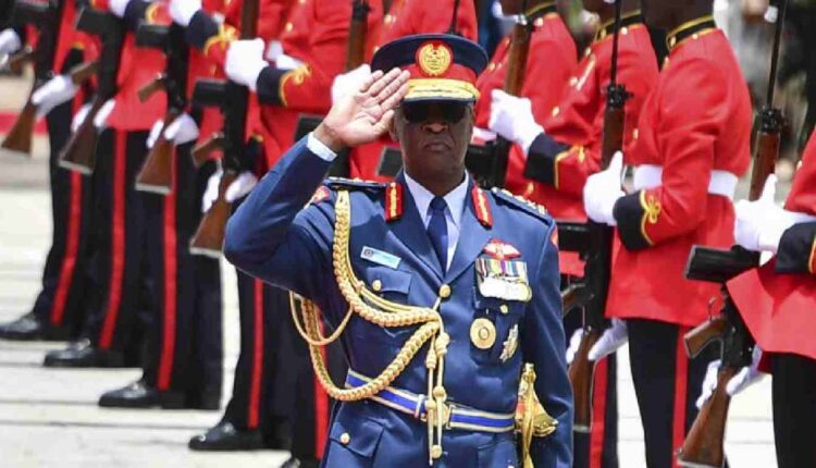Le chef des armées, le général Francis Omondi Ogolla, ici à Nairobi le 31 octobre 2023, a été tué avec plusieurs autres responsables militaires dans un accident d'hélicoptère le 18 avril 2024, selon le président du Kenya William Ruto. © Tony Karumba, AFP (archives)
