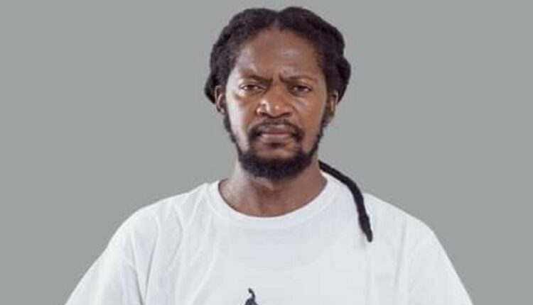 Le rappeur Izmo le Rapologue