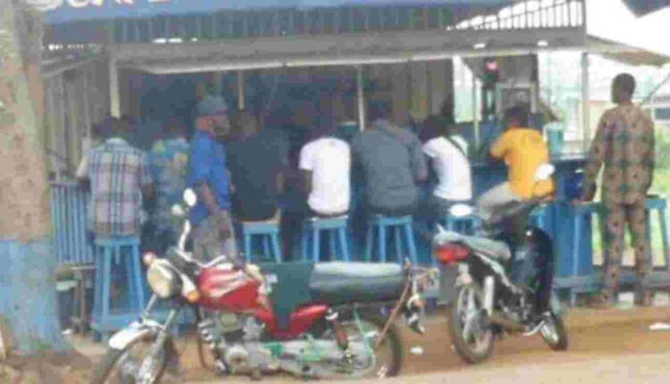 Une cafétéria recrute de toute urgence un cuisinier