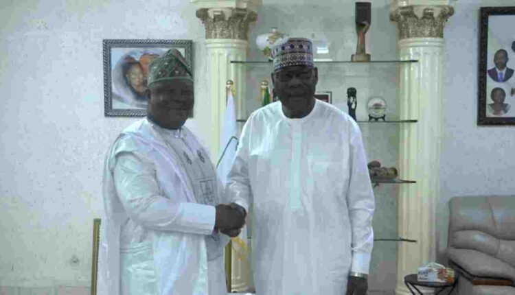 le prophète Lucien Kinninnon chez Boni Yayi