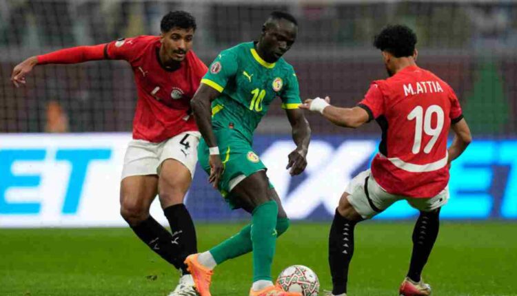 CAN 2025 Sadio Mané dans la tenaille égyptienne. Le Sénégal a longtemps buté sur la défense des Pharaons. AP - Themba Hadebe