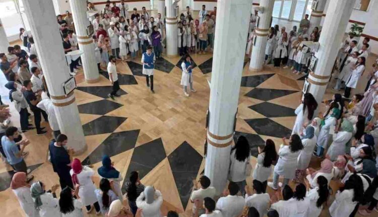 Les étudiants en médecine suspendent leurs stages hospitaliers